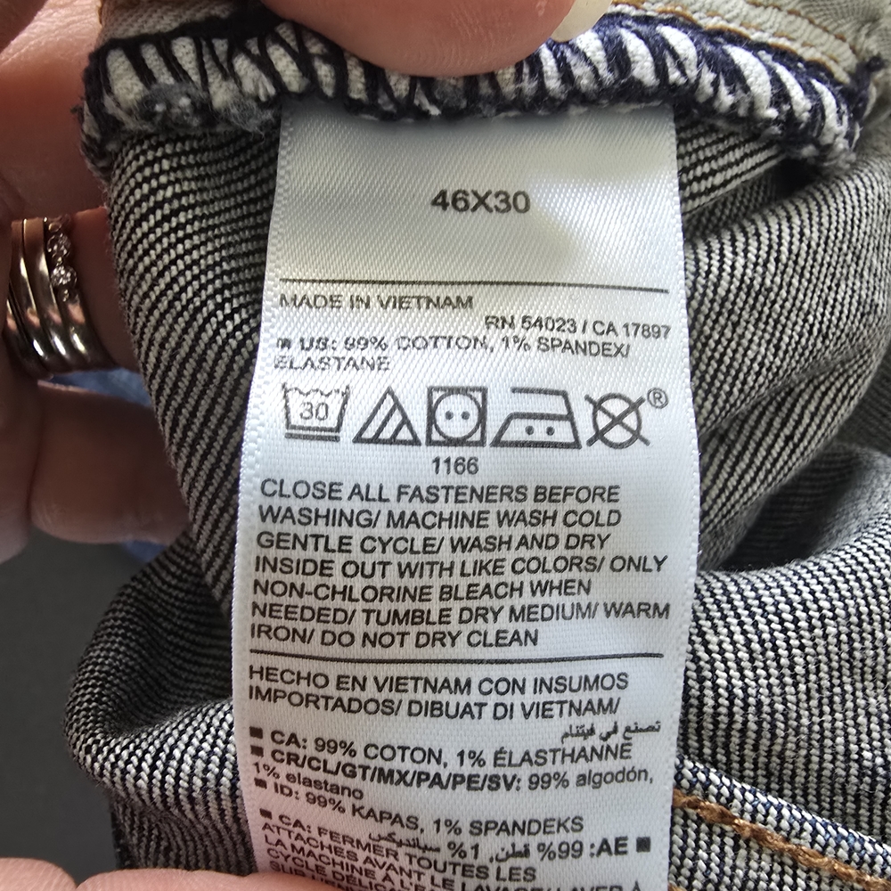 Old Navy Athletic Taper Built-In Flex Jeans - Picture 7 of 7